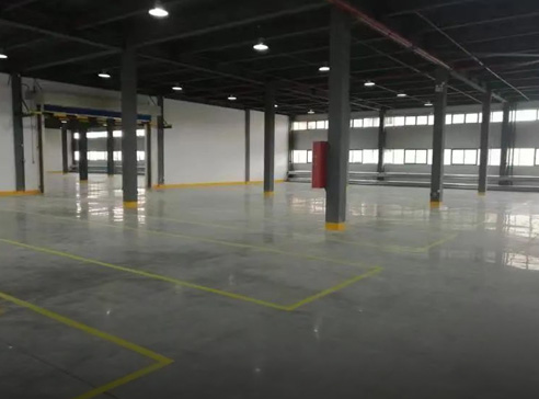 Two large standard logistics warehouses with a total area of approximately 47100 square meters, and the space can be freely divided and combined.
